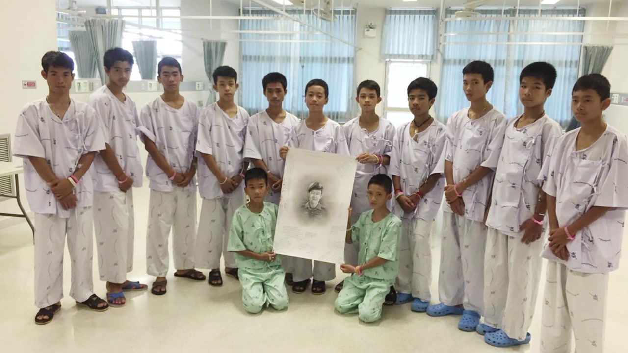 태국 동굴 생존자들, 구조 과정에서 숨진 네이비실 전 대원 추모
