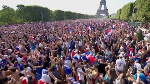 파리는 축제 중!...20년 만에 우승컵 되찾은 프랑스, 광란의 도가니