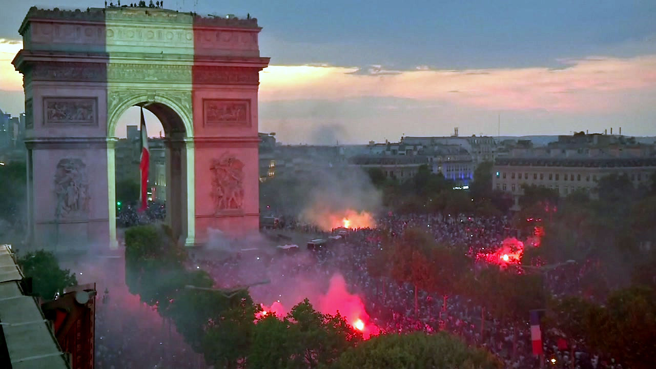 파리는 밤새 광란의 축제...경찰과 투석전까지