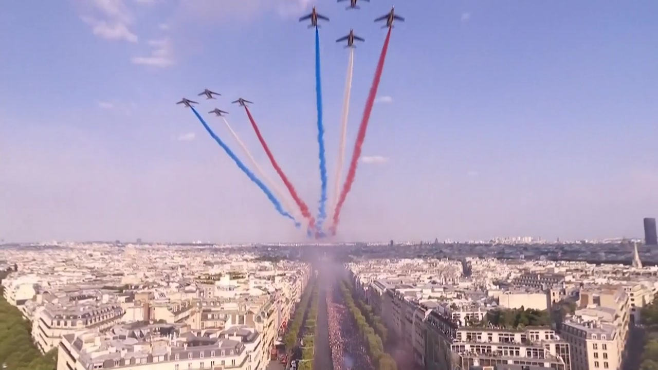 파리에 거대 환영 인파...월드컵 영웅들의 귀환