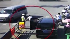 폭염 더위 속...운전자가 경찰관에게 건넨 것은?