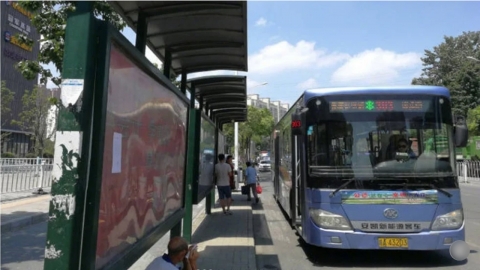 中 거리에 등장한 45개의 가짜 버스정류장... 시민들 골머리