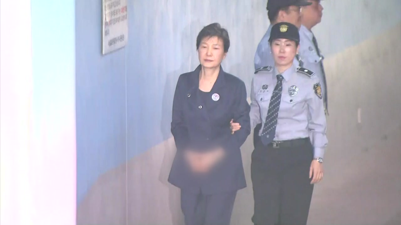 박근혜 '국정원 특활비·공천개입' 1심 징역 8년...33억 추징
