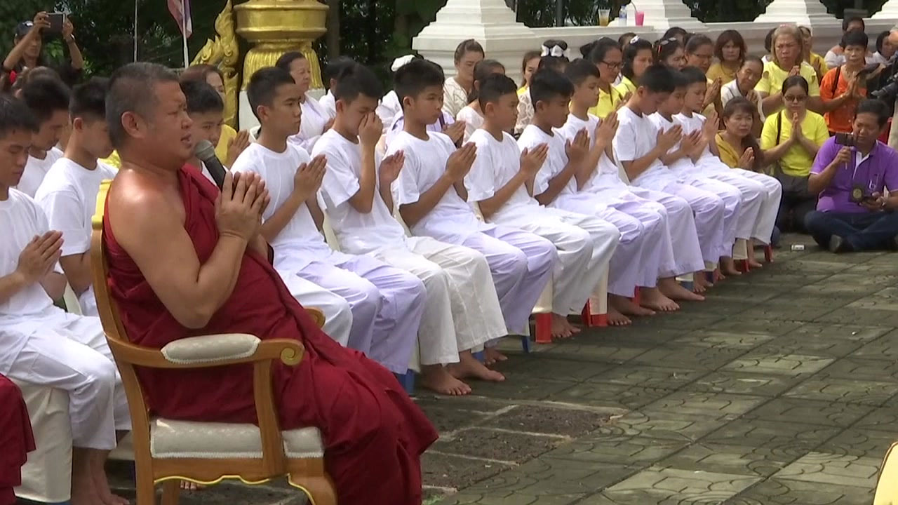 [영상] 태국 '동굴 소년들', 머리 깎고 승려 체험