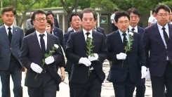 봉하마을 찾은 김병준...文 정책에는 '날 세우기'