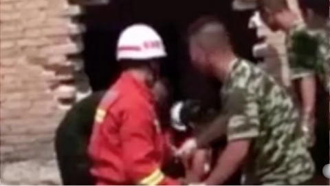 재래식 화장실에 빠진 휴대폰 꺼내려던 두 형제, 2m 아래 갇혀 사망