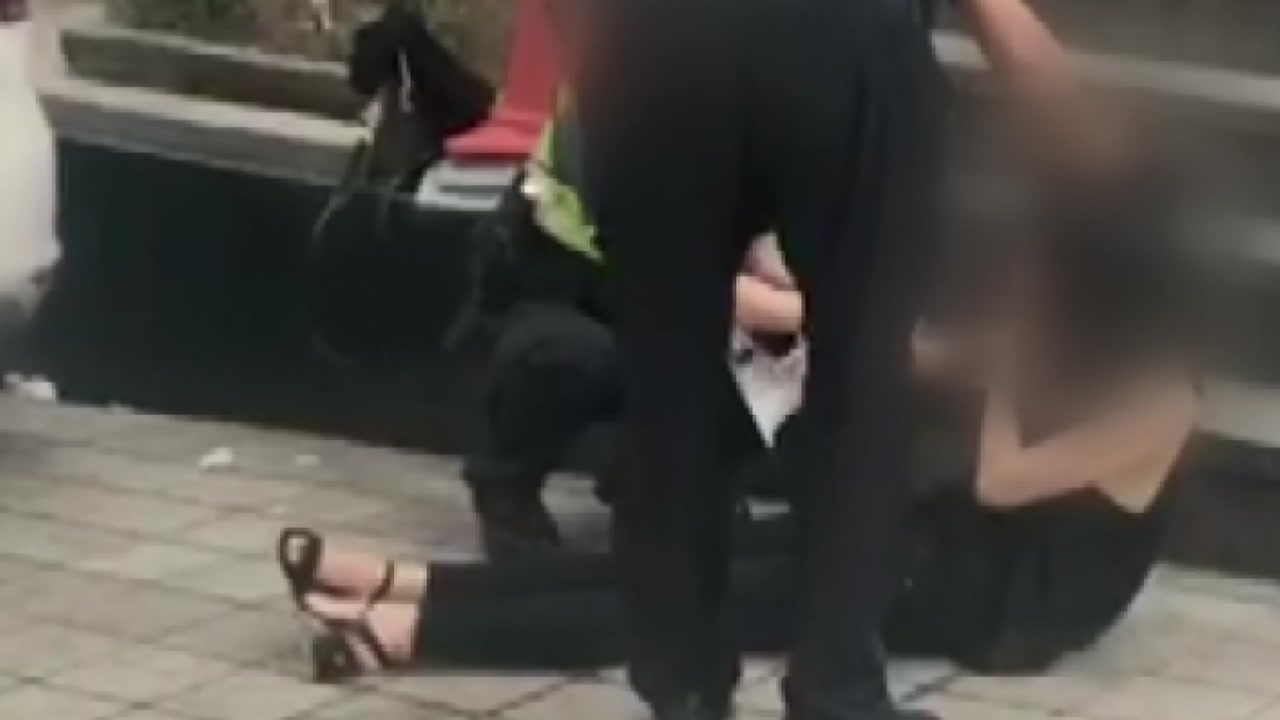 [영상] 만취한 여성 머리채 잡고 흔든 경찰 '논란'
