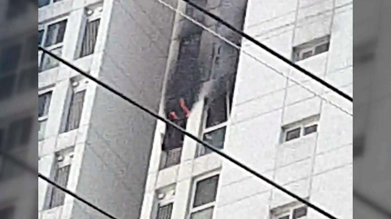 아파트 불로 20여명 대피..."실외기 화재"