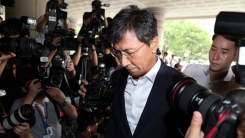 '비서 성폭력 혐의' 안희정, 1심서 무죄