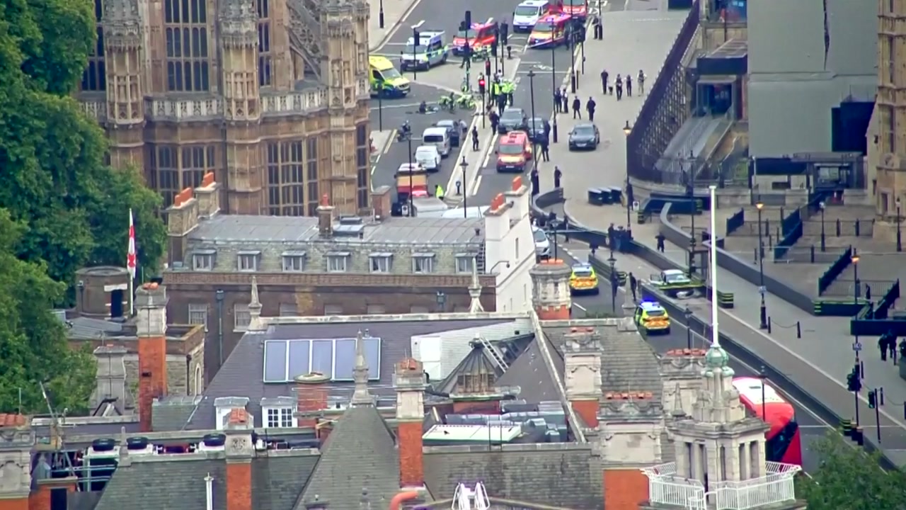 런던 의사당 인근 또 차량 테러...3명 부상
