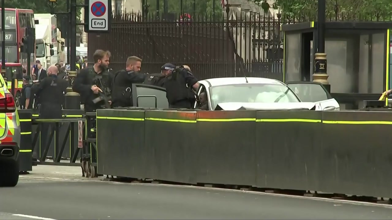 런던 의회의사당 인근에서 차량 돌진 테러...3명 부상