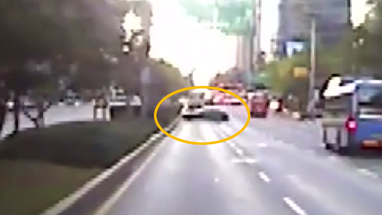 [영상] '쏜살같이 돌진' 강남 테헤란로 가로지른 승용차