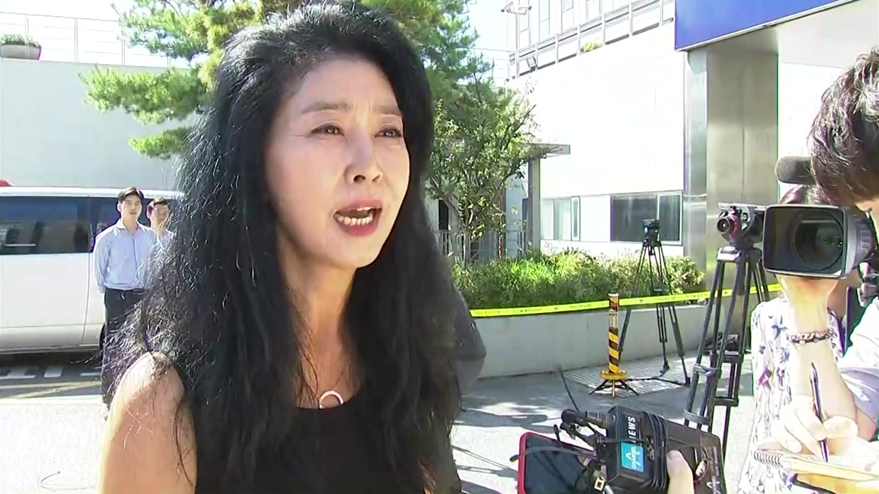 [현장영상] 경찰 출석 30분 만에 다시 나온 김부선..."조사 거부"