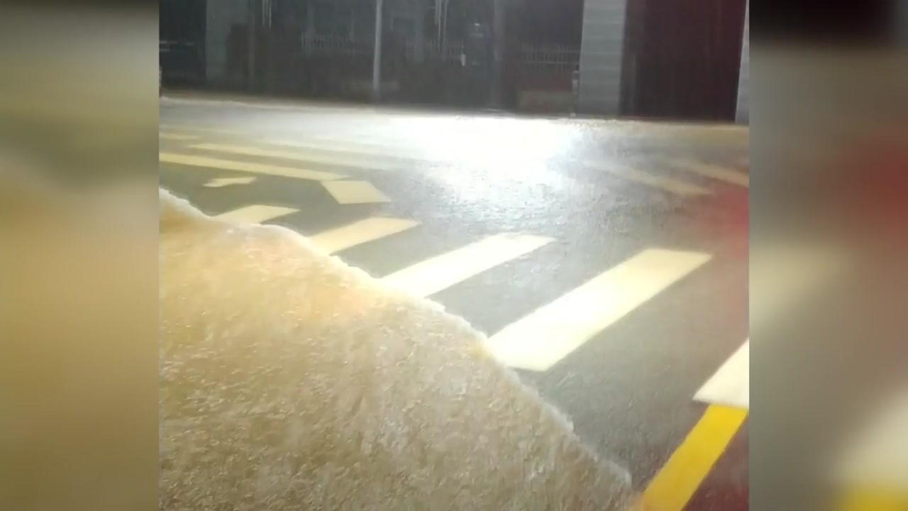 밤사이 폭우 쏟아진 군산, 도로 곳곳 침수