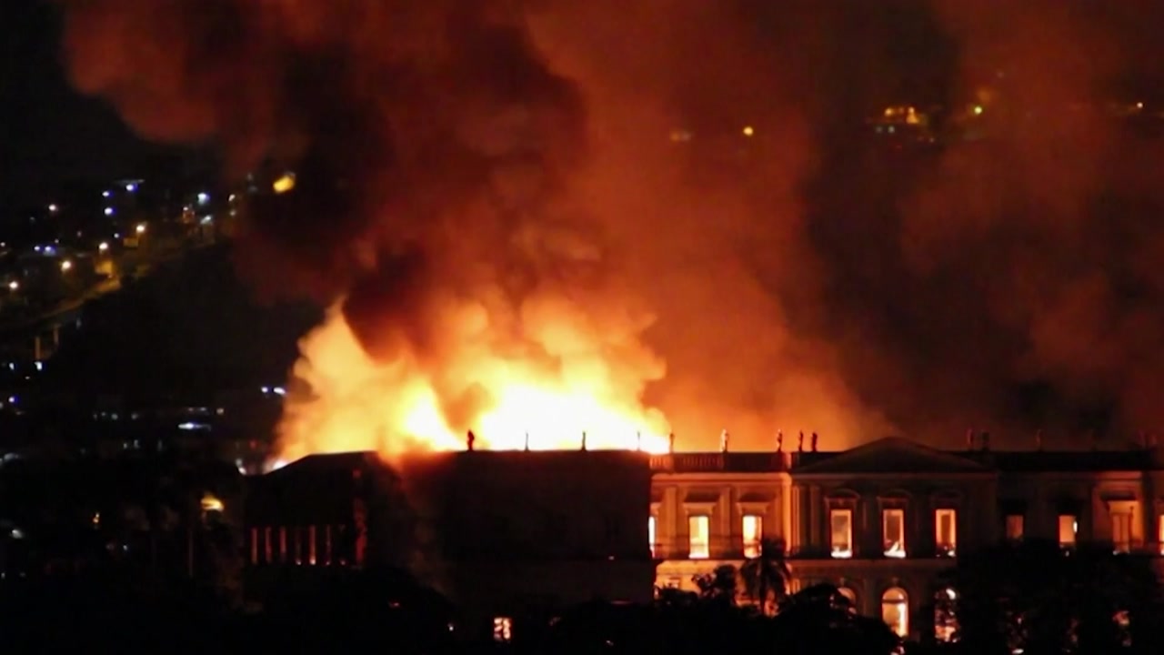 '200년 역사' 화염 속으로...브라질 국립박물관 대형 화재