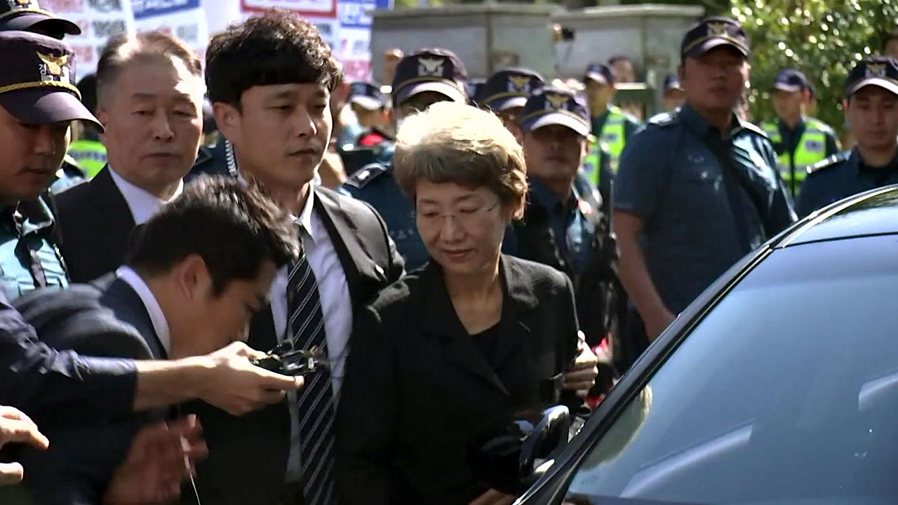 쌍용차노조 항의 속 박보영 전 대법관 출근