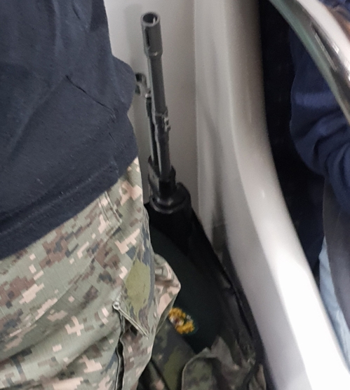"군인이 K2 소총들고 지하철 내려..." 신고 소동
