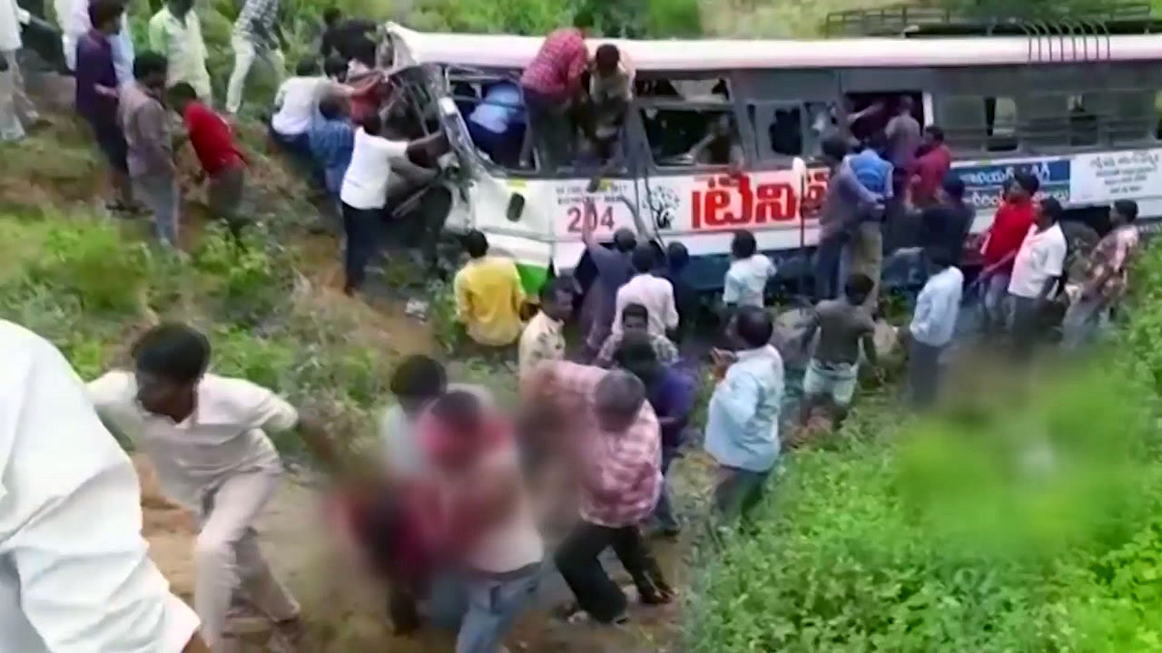 인도에서 정원 초과 버스 계곡 추락 50여 명 사망