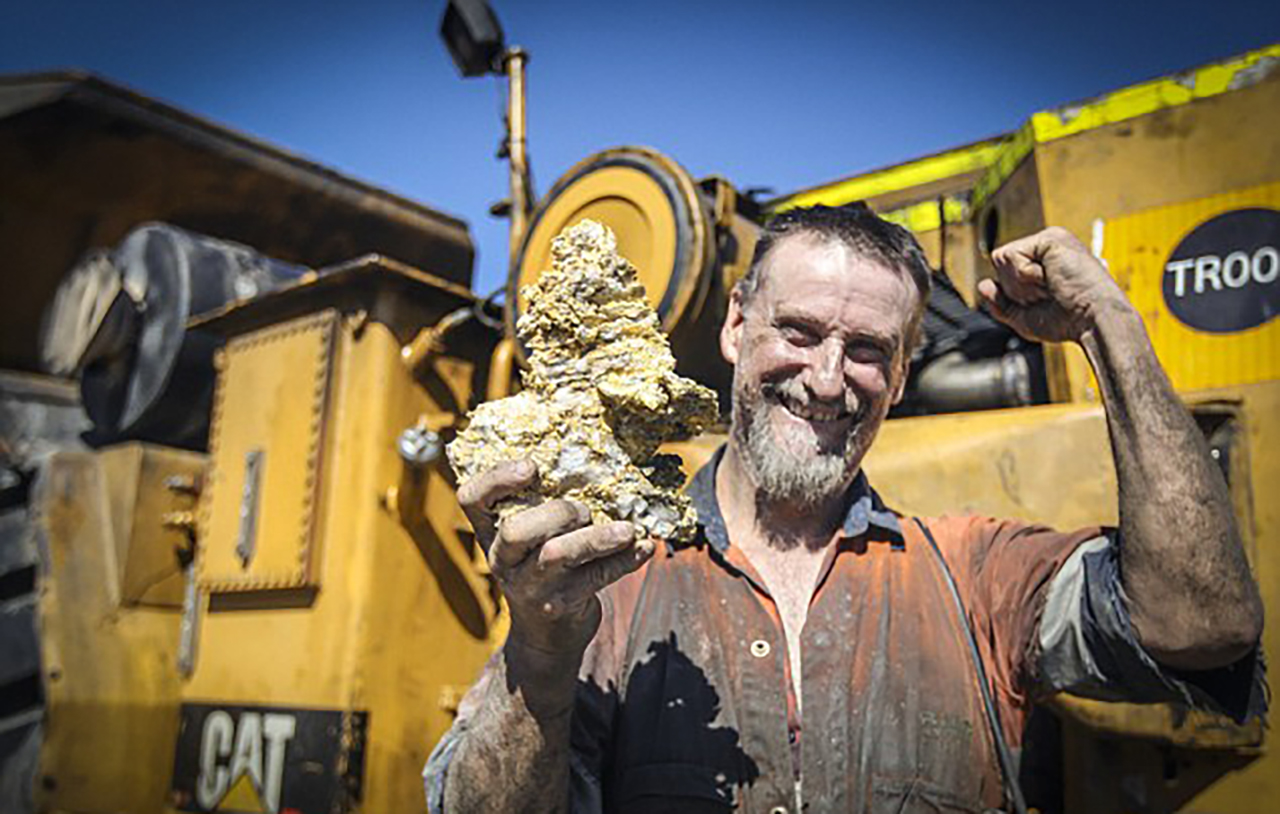 Добыча мужчины. Золотоискатели Австралии самый большой самородок. Золото в шахте. Добыча золота в шахте. Добыча золота в Австралии.