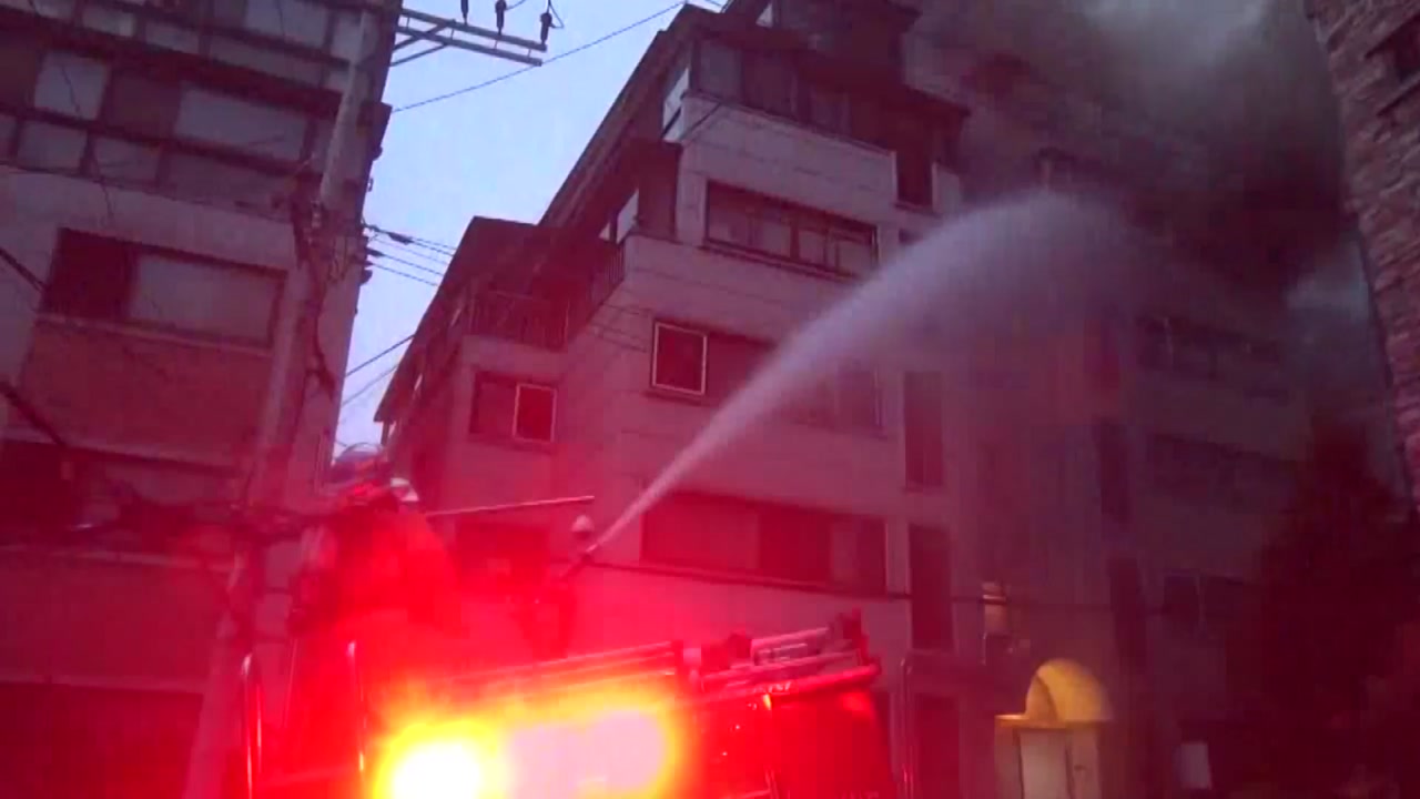 서울 남현동 아파트 5층에서 화재...주민 1명 연기 흡입