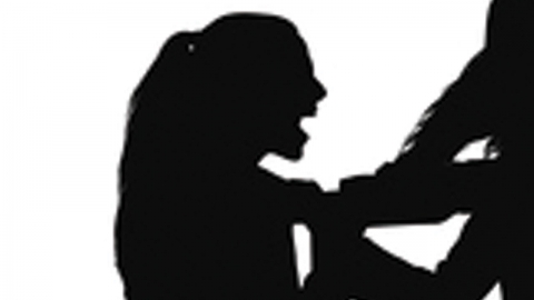 "뭘 쳐다봐" 술병으로 편의점 직원 때린 중학생