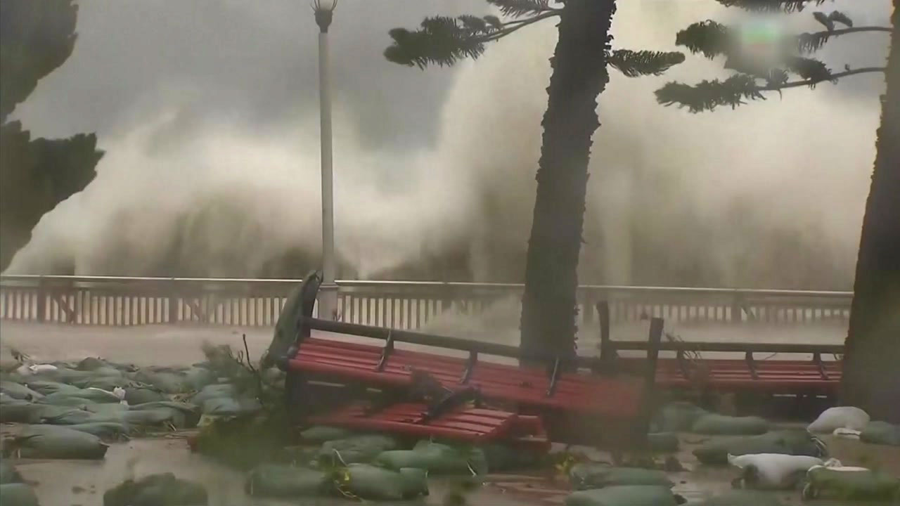 태풍 '망쿳' 홍콩 강타...여행객 10만 명 발 묶여