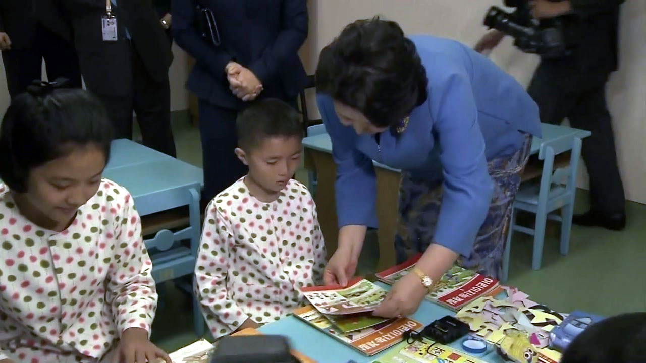 [영상] 김정숙 여사, 옥류 아동병원 둘러보며 아동들과 대화 나눠