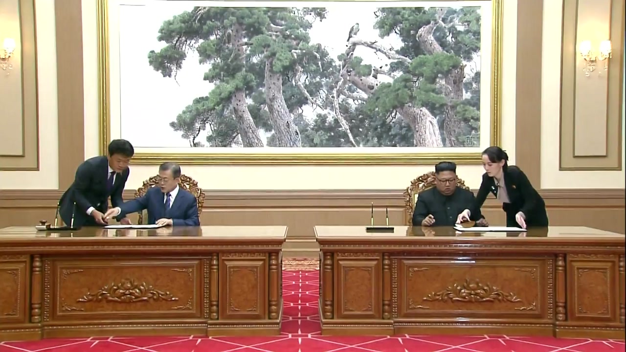 [남북정상회담 현장영상] 문재인 대통령·김정은 위원장 합의문 서명