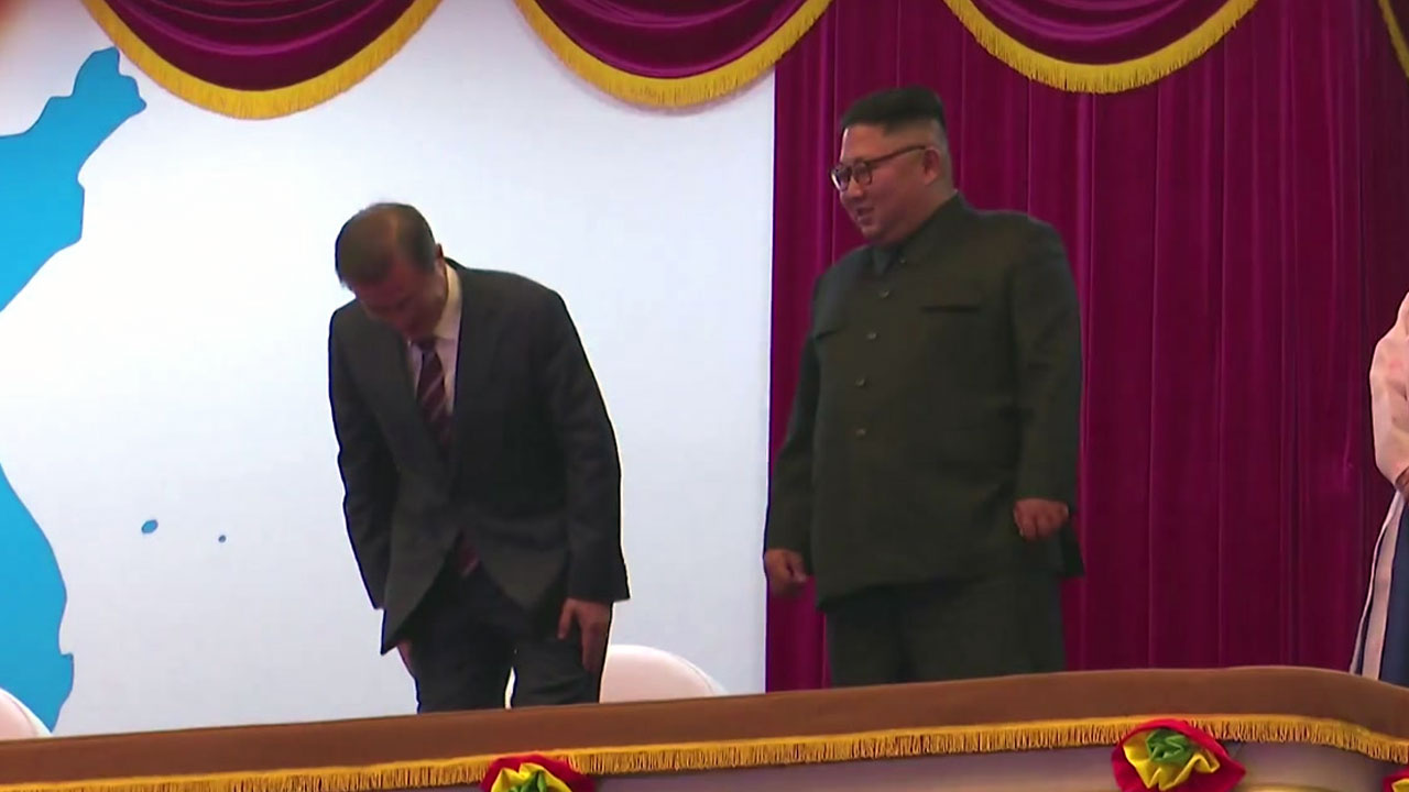 북한TV에 비친 문재인 대통령...90도 인사 부각
