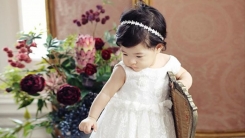 이동건♥조윤희 부부, 9개월된 딸 로아 공개 "너무 예뻐" 이동건♥조윤희 부부, 9개월된 딸 로아 공개 "너무 예뻐"