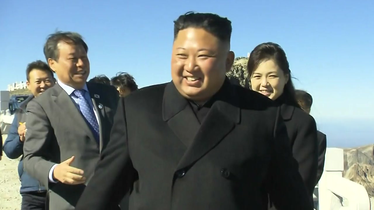 김정은 위원장 "남측 대표단 내가 사진 찍어드릴까요?"