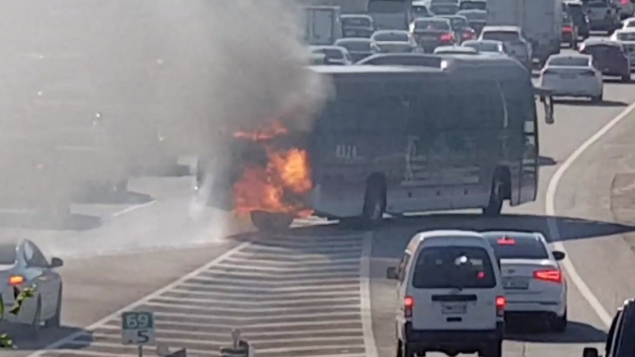 고속도로 버스 화재..."승객 40여 명 대피"