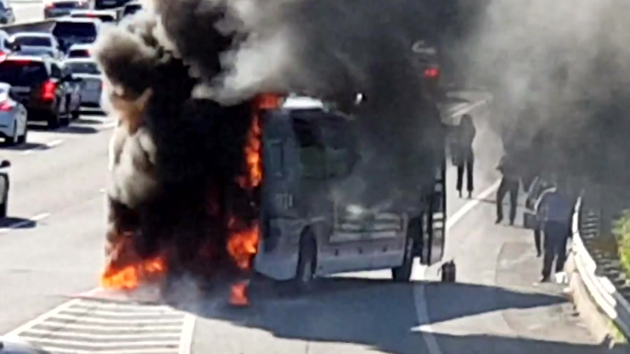 [속보] 달리던 고속버스에 불...승객 40여 명 대피