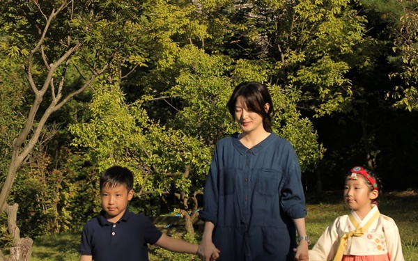 이영애, 쌍둥이와 함께 한 '가로채널' 출연료 전액 기부  