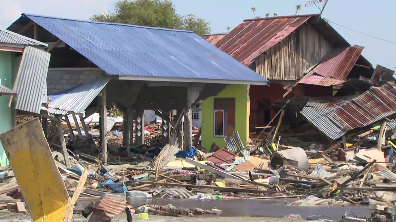인도네시아 지진 사망자 천400명 넘어..."쓰나미에 멈춘 팔루"