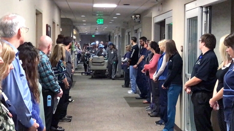 장기기증 환자의 마지막 길, 경의를 표하는 의료진들