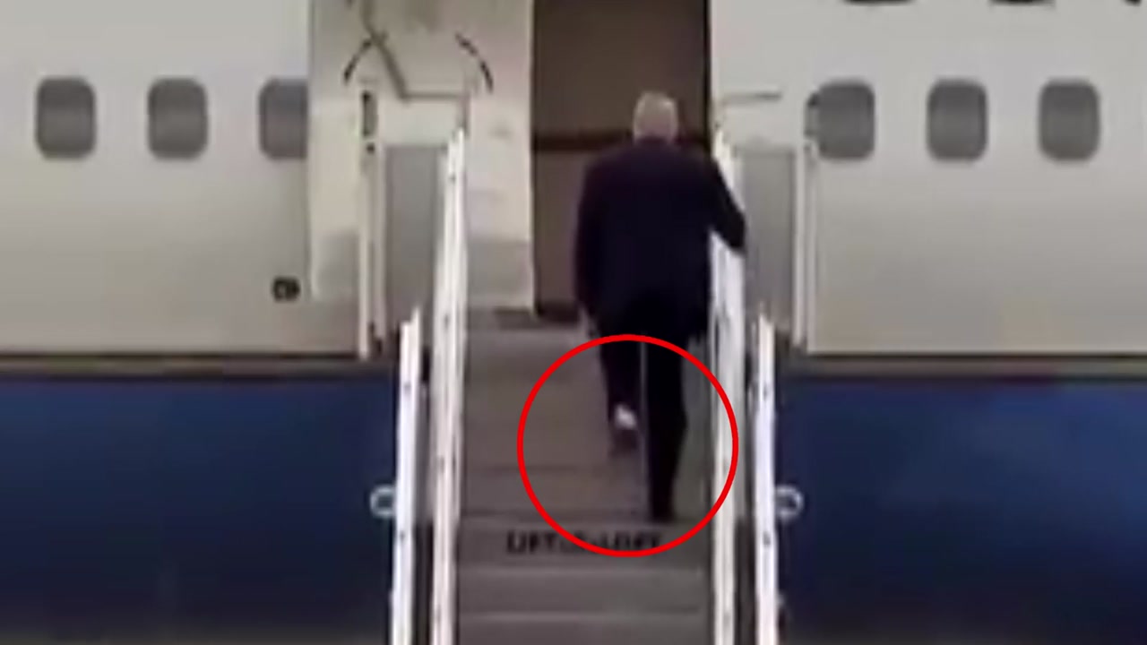 Обезьянка поднимается по трапу а мери спускается. Трамп с туалетной бумагой прилипшей к ботинку.
