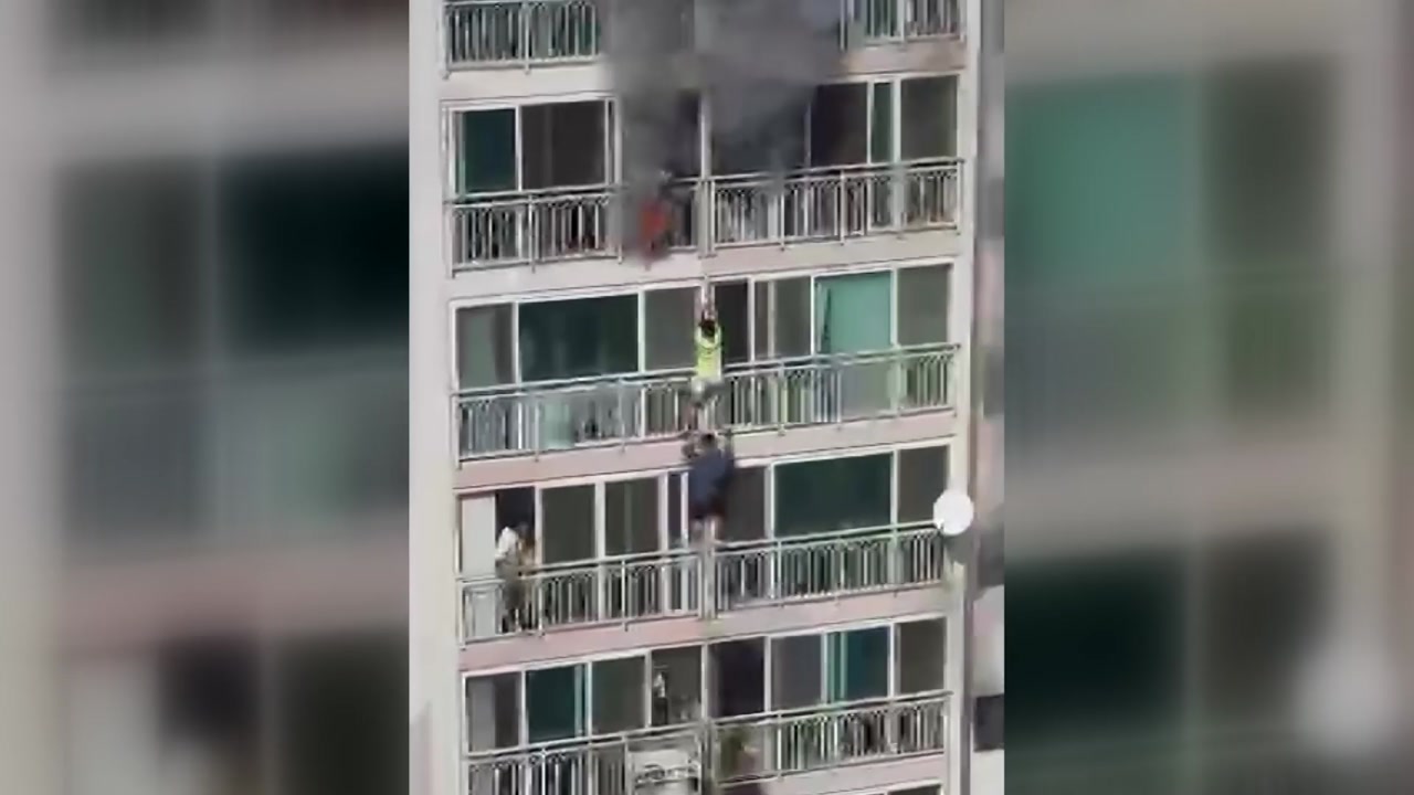 [영상] 5개 층 창문에 매달려...필사의 탈출