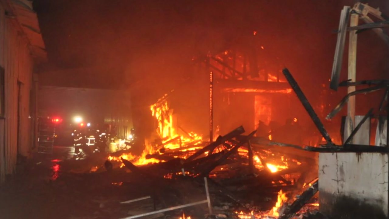 경남 양산서 공장 화재...식당 건물 태워