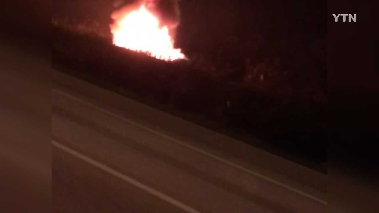 고속도로에서 쏘나타 화재..."엔진룸서 불"