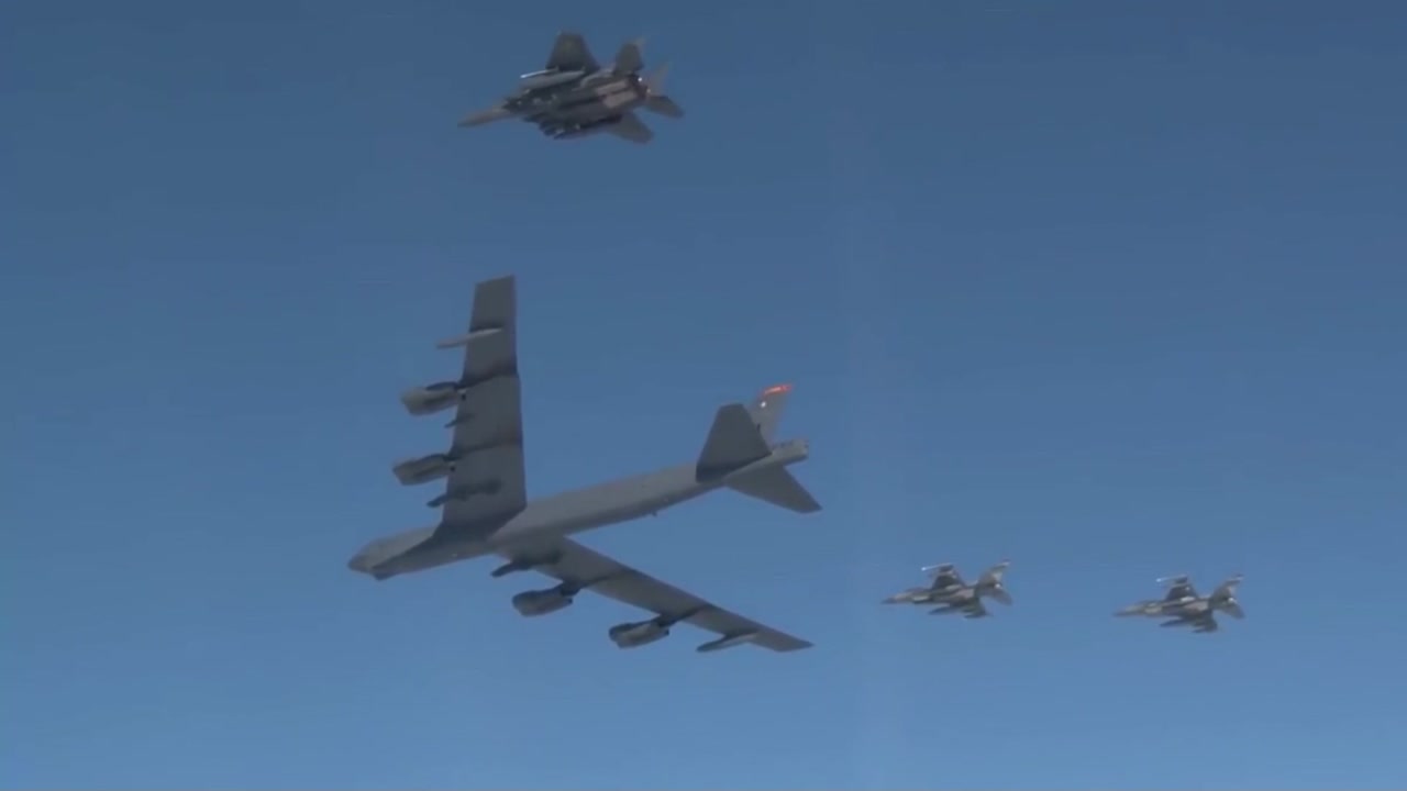 美 B-52 전략폭격기, 또 남중국해 비행...中, 강력 반발