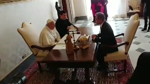 靑 "교황 '갈 수 있다', 영어로는 available"