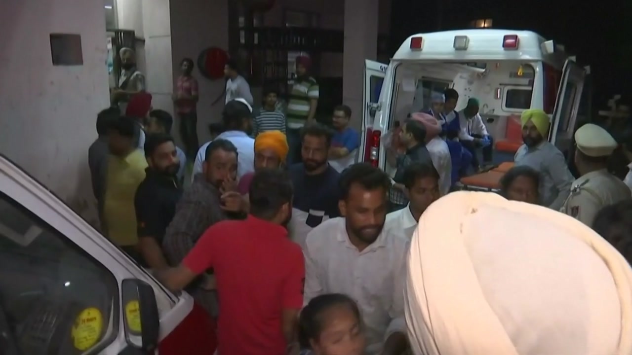 인도서 열차가 '축제 인파' 덮쳐 60여 명 사망
