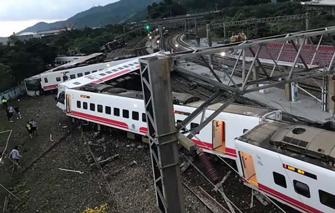 대만서 최악의 열차 탈선 사고...18명 사망·187명 부상