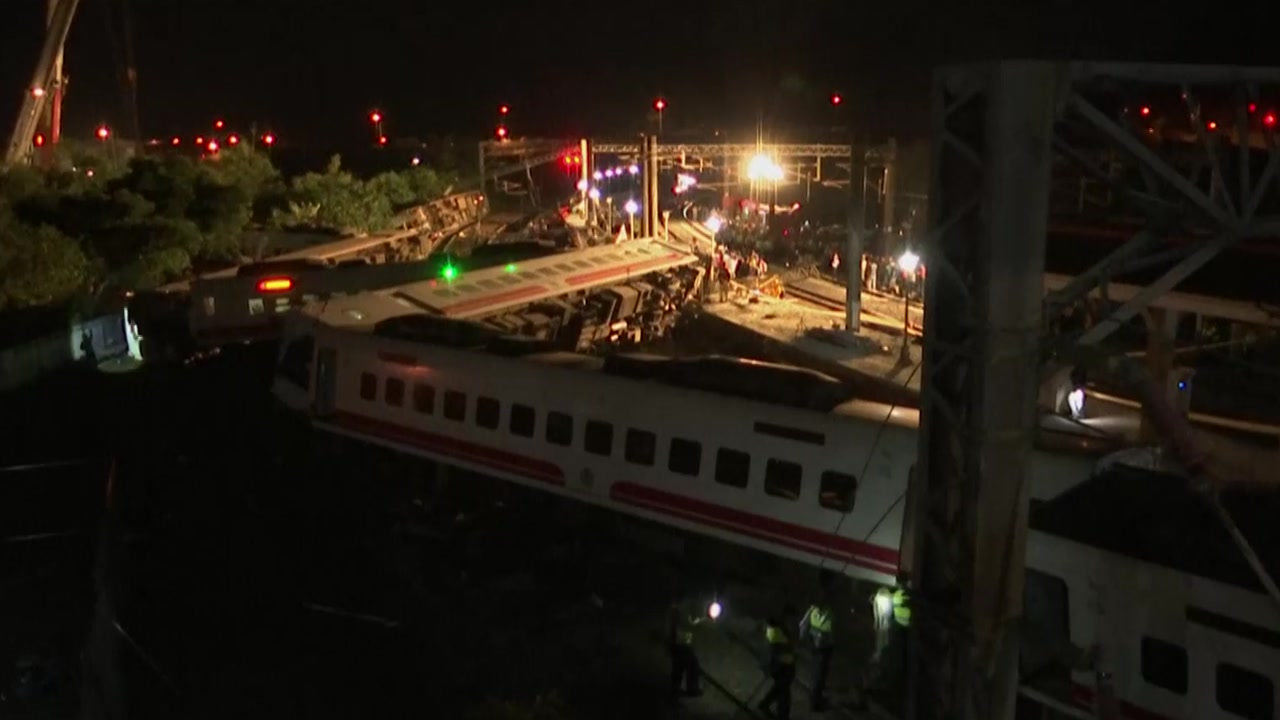 타이완 열차 탈선 205명 사상...37년 만의 최악 참사