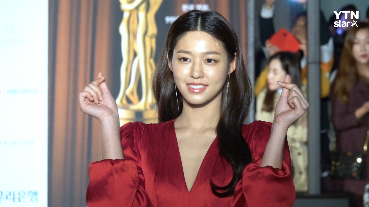 [Y영상] 설현, 매혹적인 빨간 드레스 자태 '시선 강탈' (대종상 레드카펫)