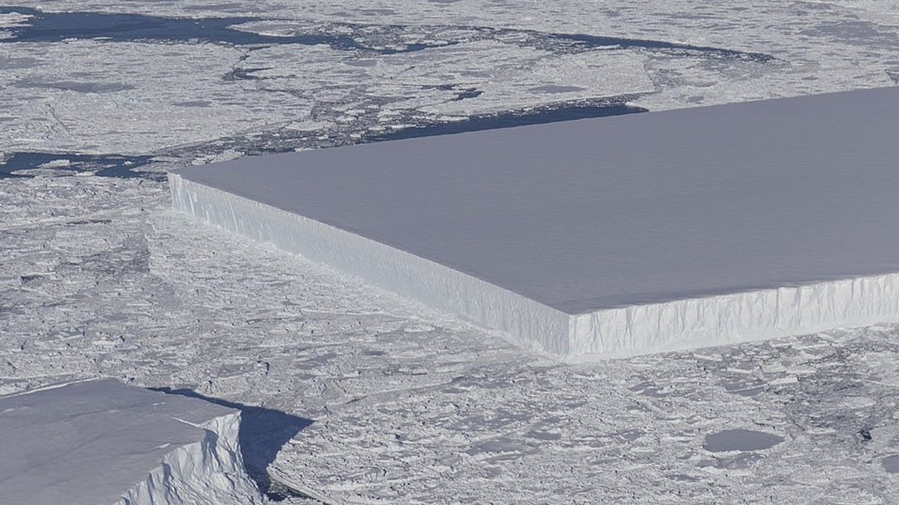 남극에서 발견된 '직사각형 빙산'의 미스터리