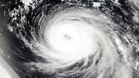 사이판 강타한 태풍 '위투', 필리핀 상륙..."여전히 위협적"