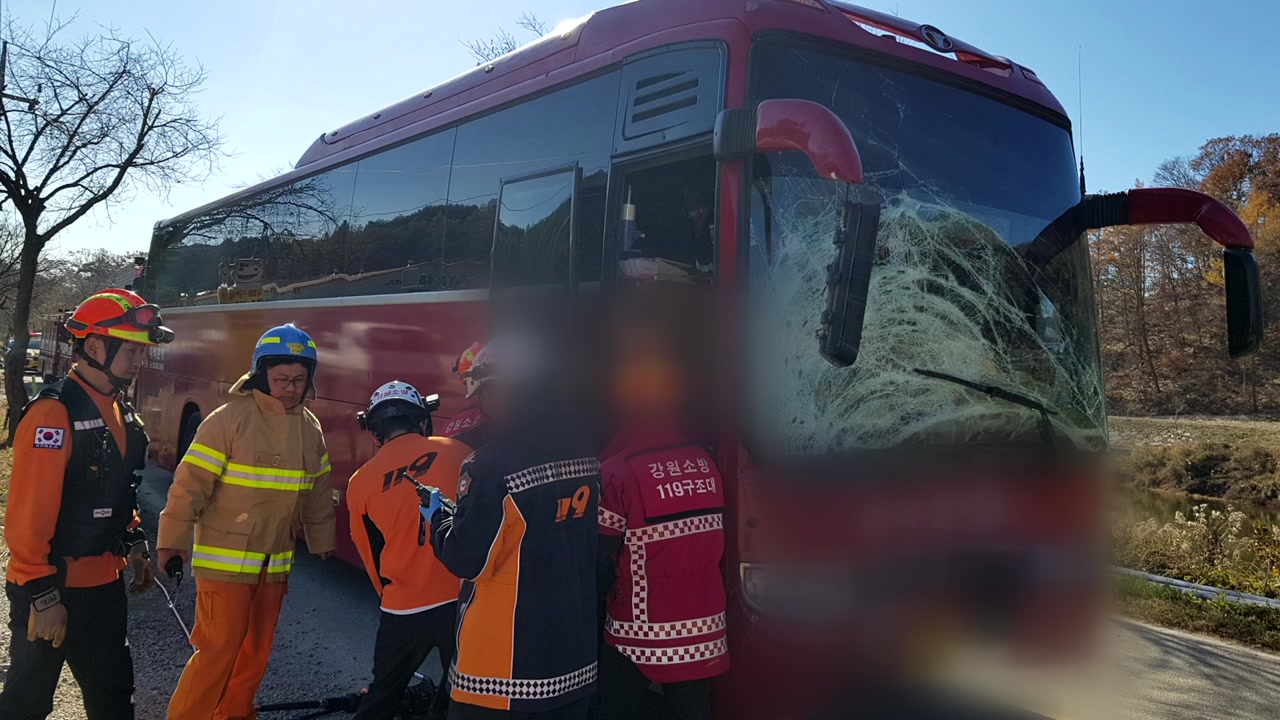 홍천서 관광버스가 굴착기 추돌...39명 부상