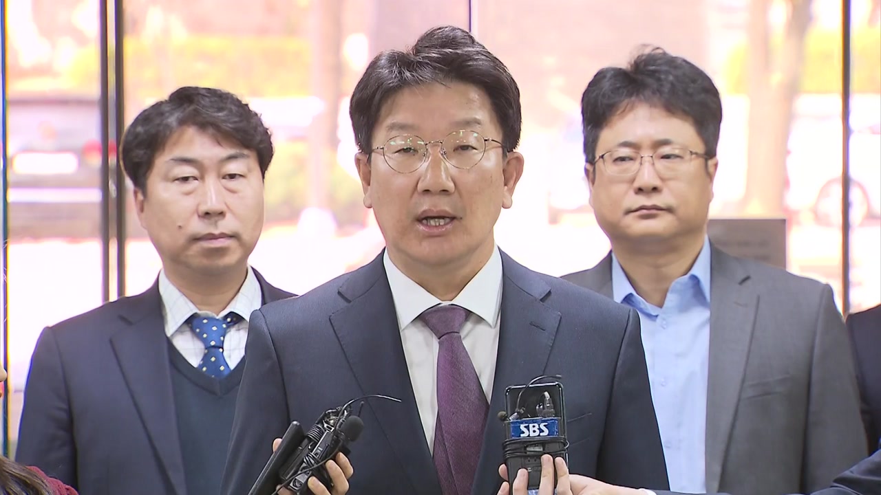 권성동·홍문종 의원 첫 법정 출석 "모든 혐의 부인"